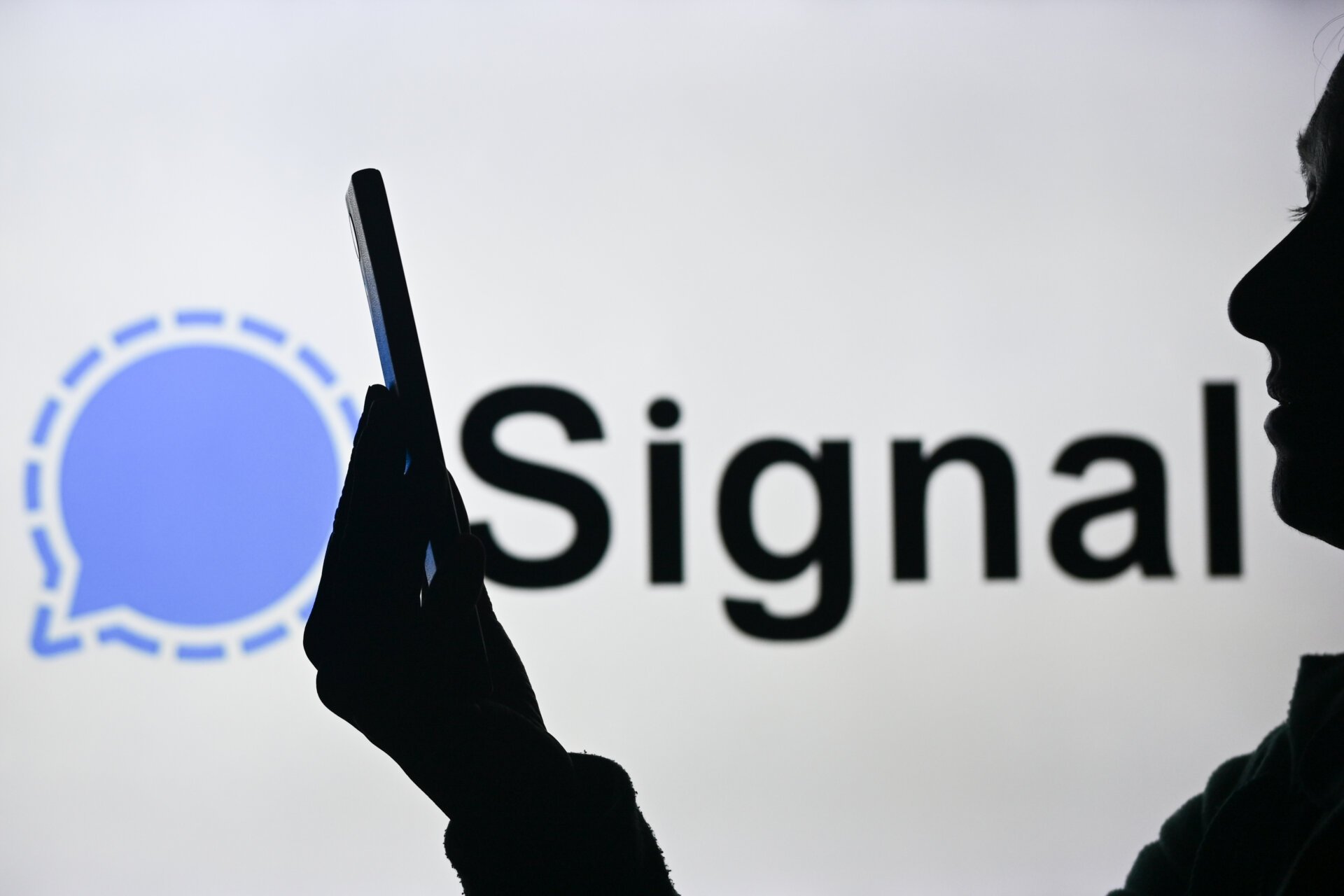 X Briefly Blocked Then Unblocked Signal Links as Federal Workers Seek Security