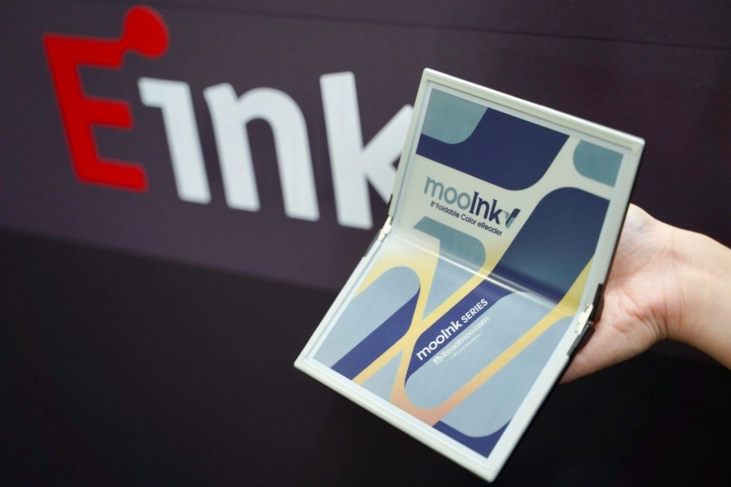 The First Folding E-Ink Tablet Turns an E-Reader Into a High-End Paperback