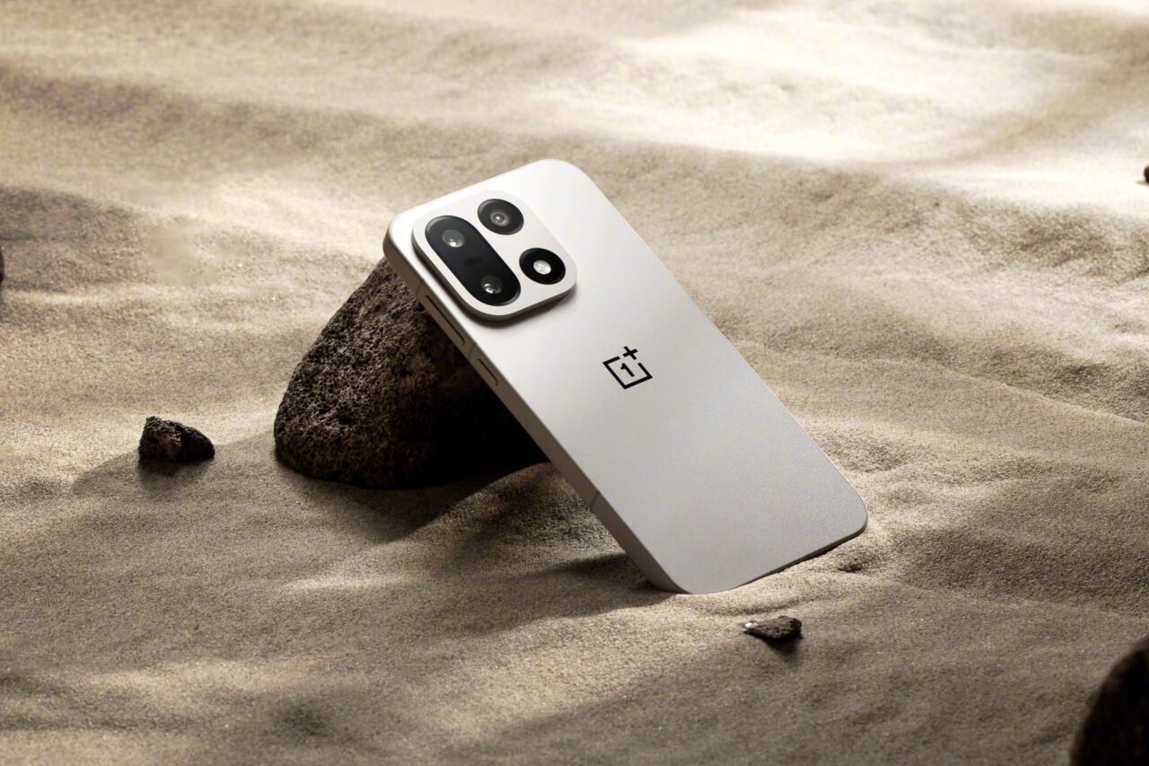 The OnePlus 15 Is One of the First Phones That Could Kick the iPhone 17 Pro’s Ass