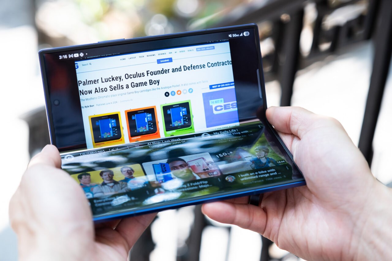 Tri-Fold Phones Are a Dangerous Game, but Samsung Is Playing To Win