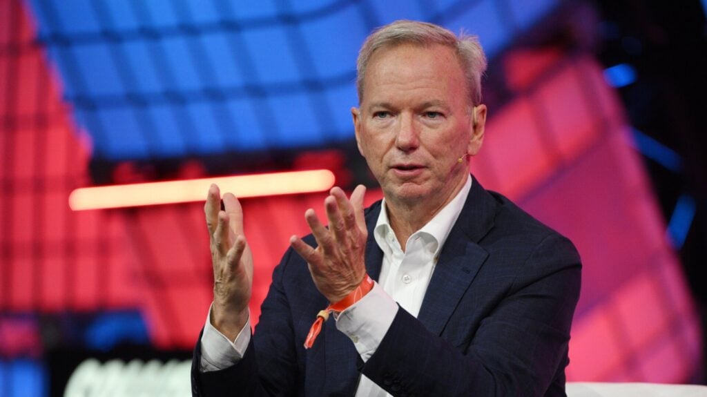 Ex-Google CEO Eric Schmidt Fails to Read Room on AI, Gets Booed into Oblivion